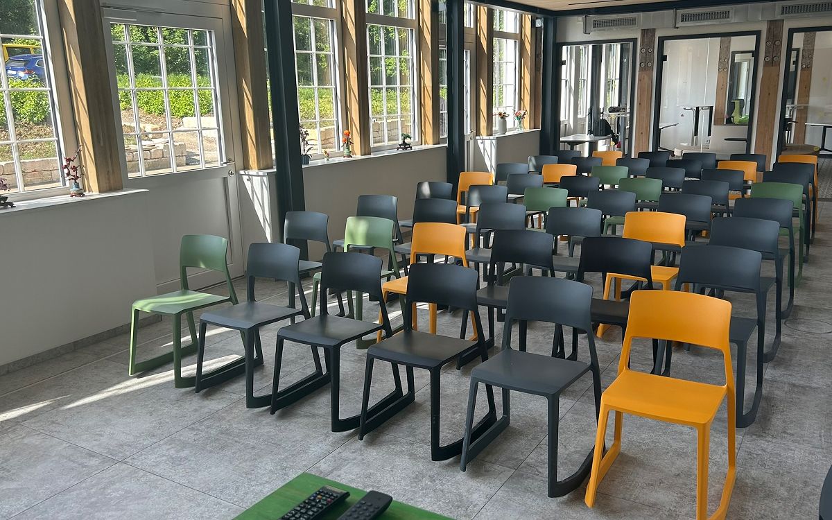 Blick in den Veranstaltungsraum der Orangerie Hechingen mit Bestuhlung für einen Vortrag